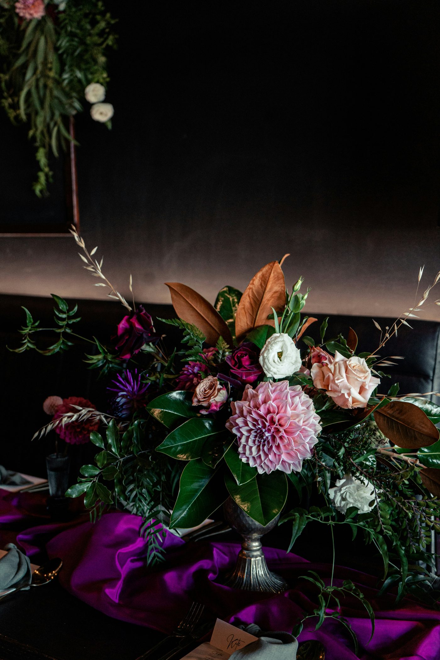 Dunkles Blumenarrangement mit Dahlien für Raumgestaltung
