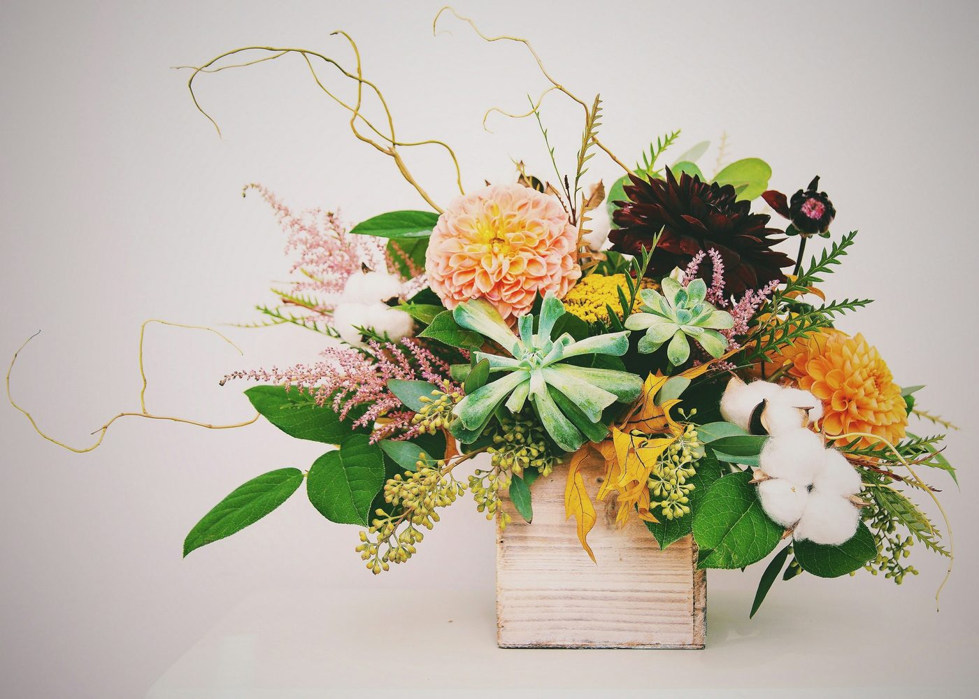 Blumenarrangement in einer Holzbox