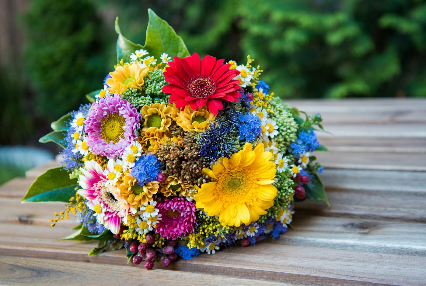 Saisonstrauß aus Wiesenblumen, handgebunden