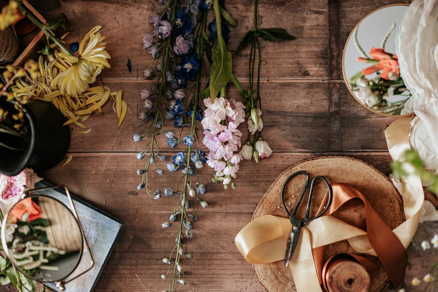 Werkstatttisch mit Blumen für Workshops