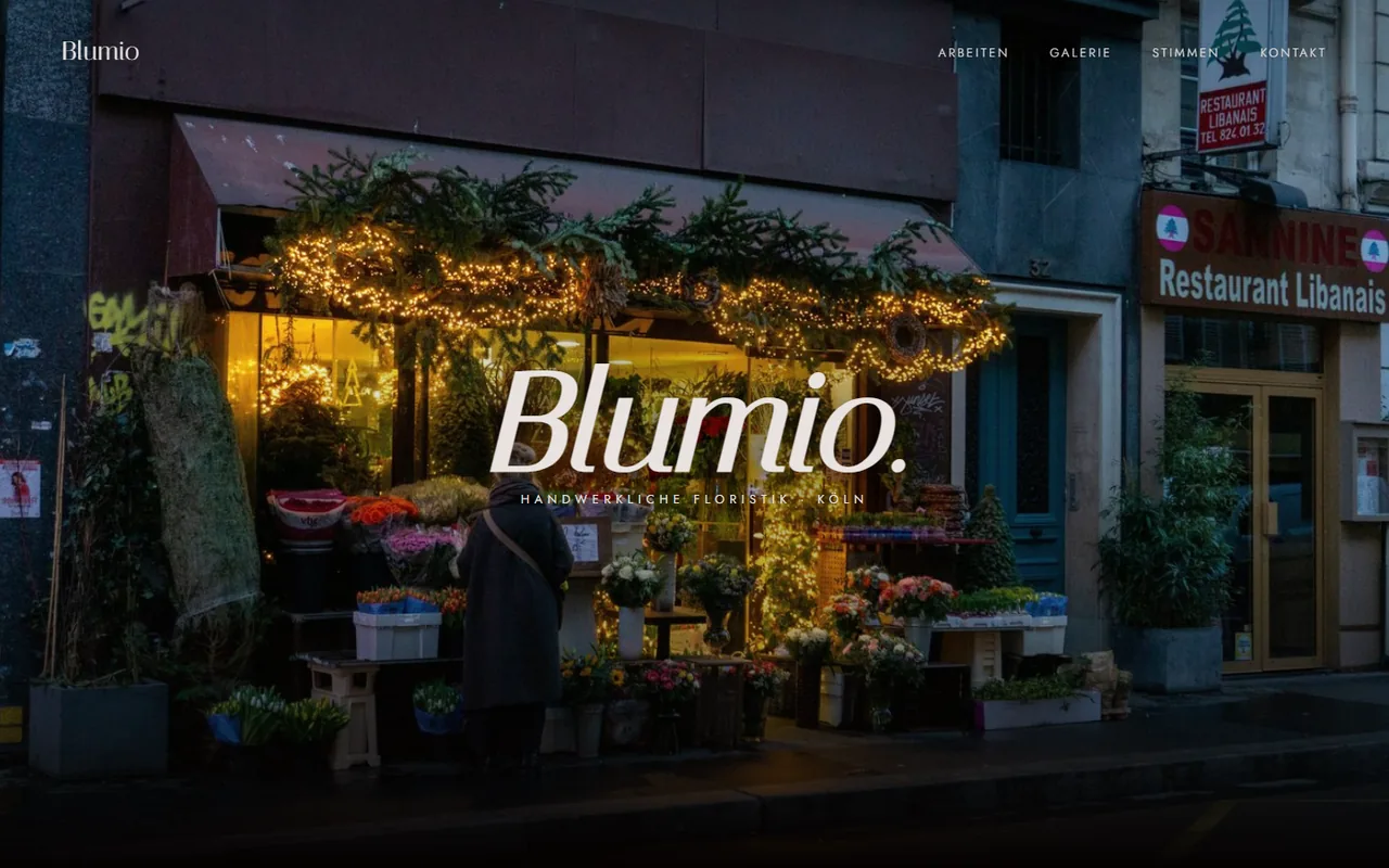 Startseite der Designstudie Blumio: handwerkliche Floristik mit großer Typografie vor einem Blumenladen