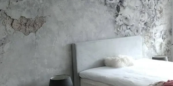 Schlafzimmer mit warmer Spachteltechnik an der Wand